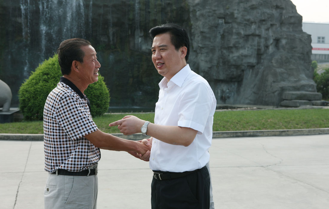 2012年8月，宜昌市委書(shū)記黃楚平與東圣董事長(zhǎng)親切交談。 