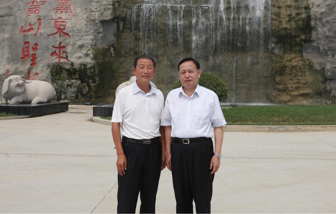2010年5月，湖北省委書(shū)記羅清泉與東圣董事長(zhǎng)合影。